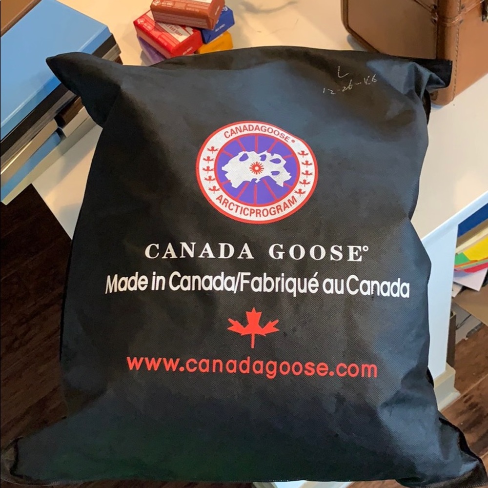 CANADA GOOSE JACKET SIZE LARGE